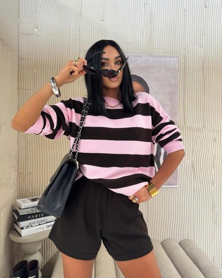 Komplet w paski z wełną La Milla czekoladowo-różowy sweter i spodenki