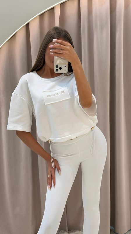 T-shirt bawełniany MAISON Mia Maison z troczkami biały